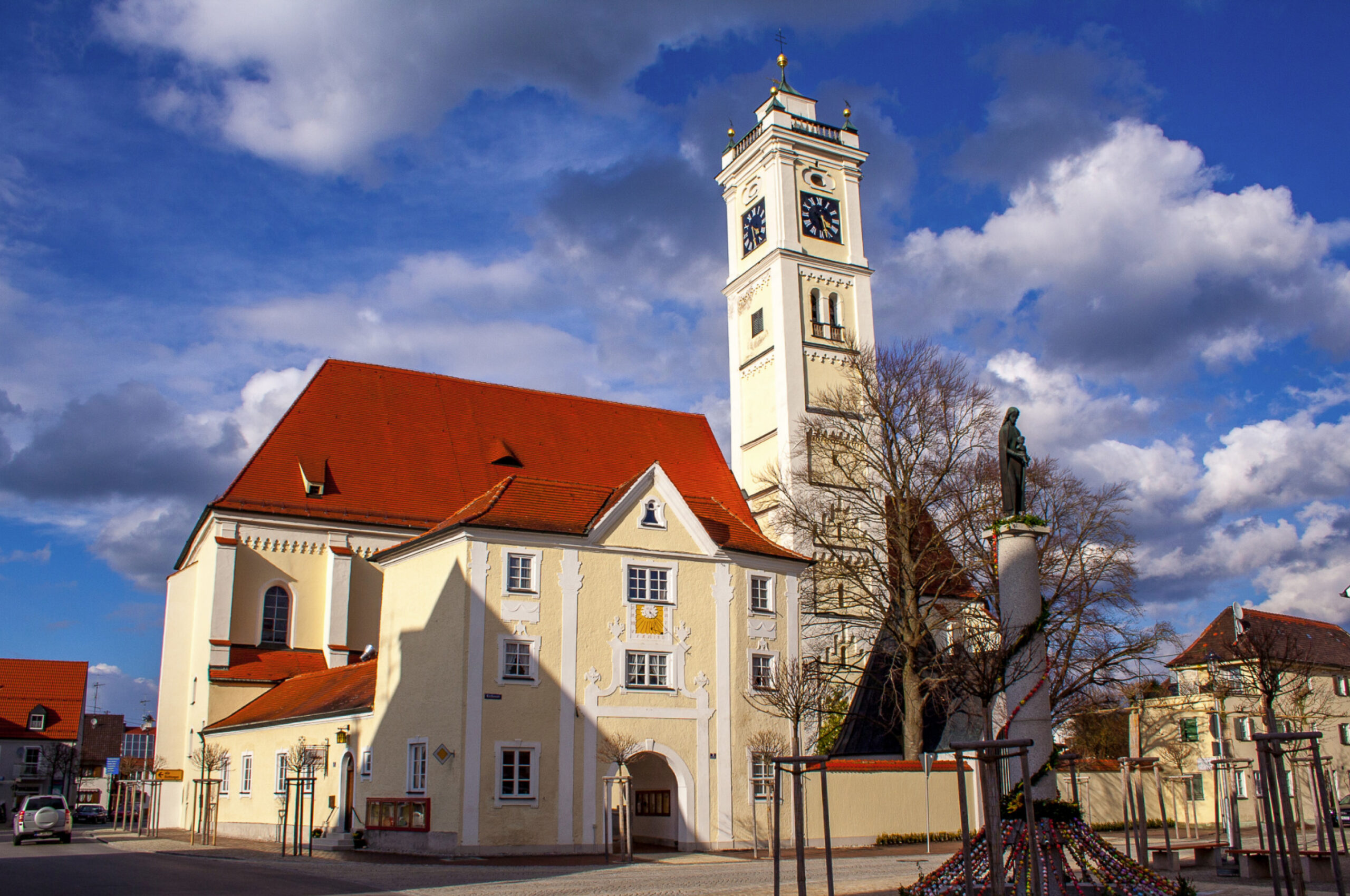 Eine Kirche an einem hellen, leicht bewölkten Tag.