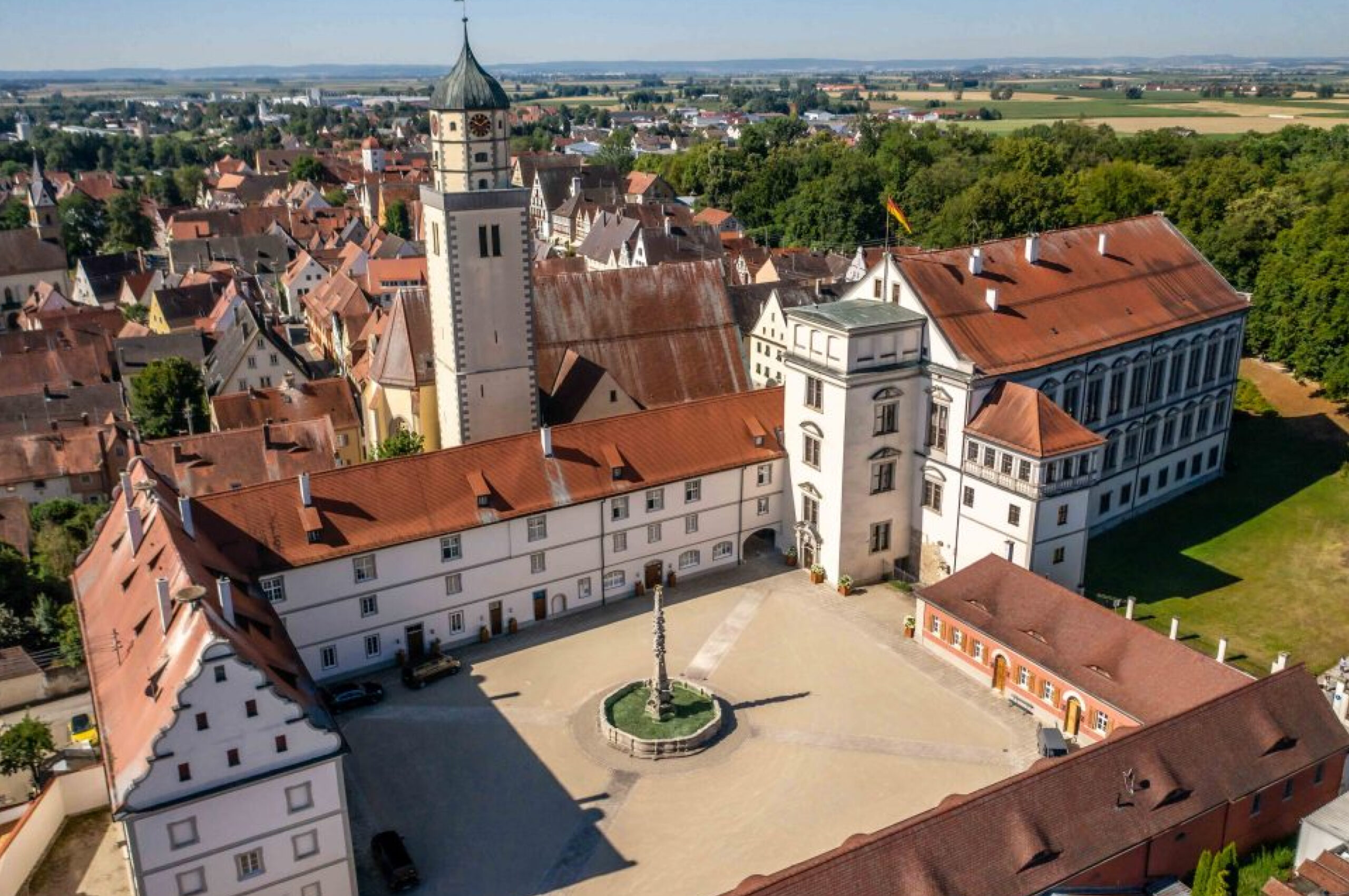 Kirche aus der Vogelperspektive mit Blick über die Stadt.