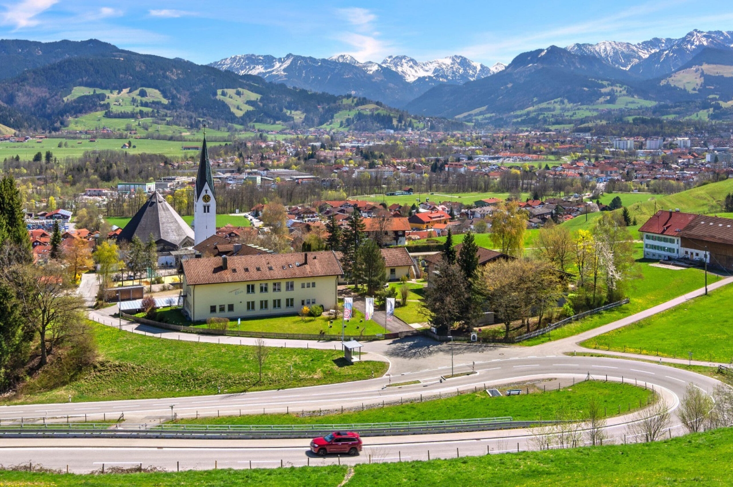 Eine Stadt umgeben von Bergen.