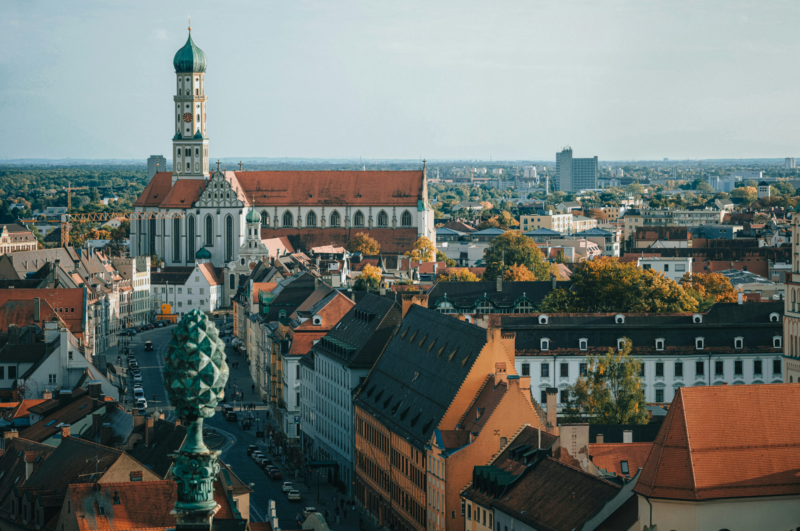 Kirche in Augsburg und Blick über die Stadt.