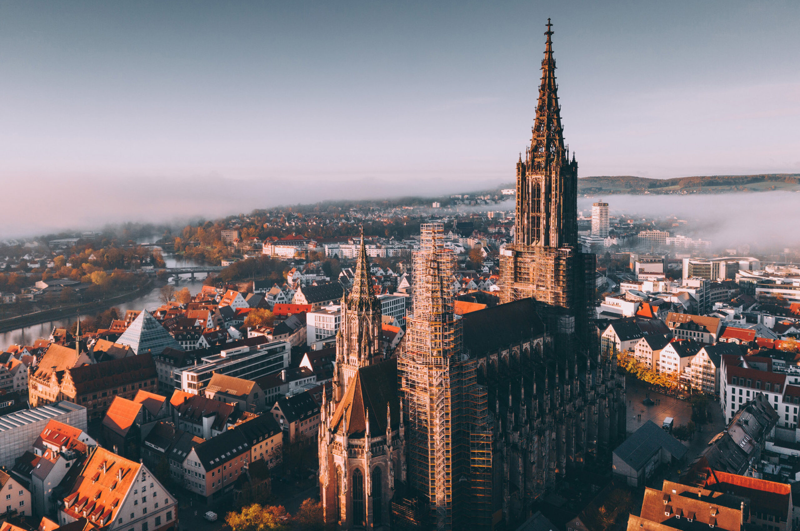Kirche in Neu-Ulm mit Blick über die Stadt.
