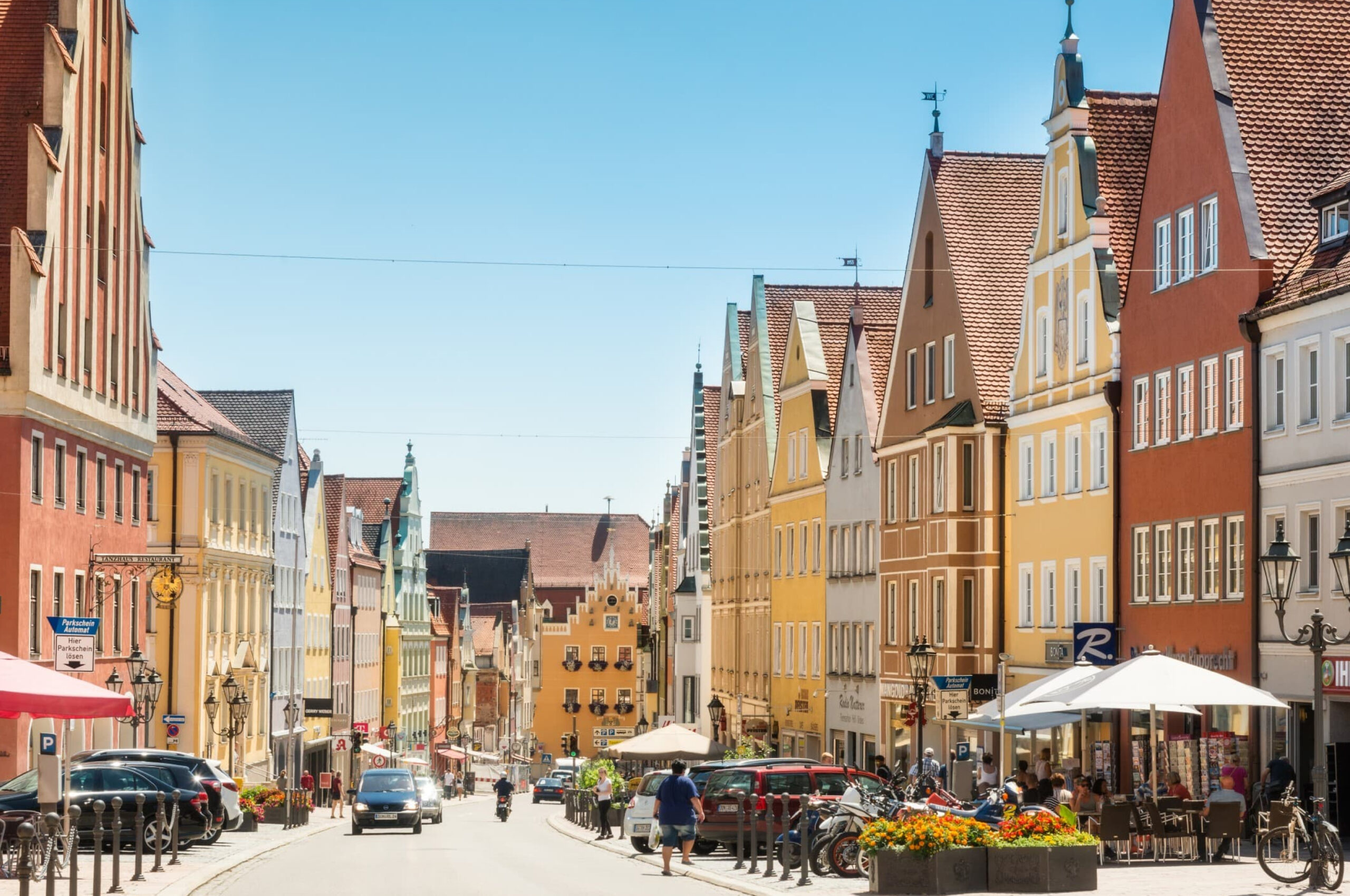 Bunte Hausfassaden entlang einer Straße.