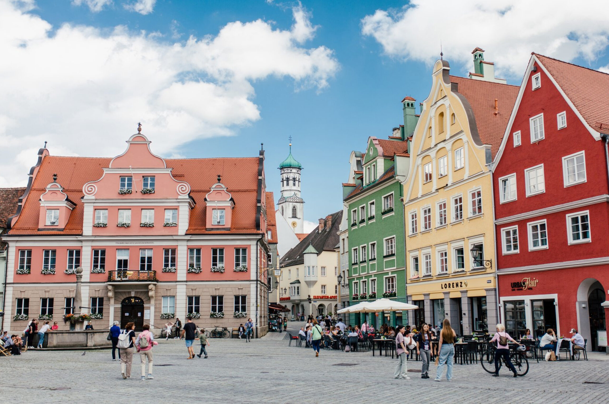 Platz in Altstadt mit bunten Fassaden.